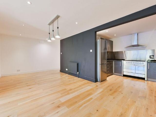 Flat for sale in Shepherd's Bush, Greater London