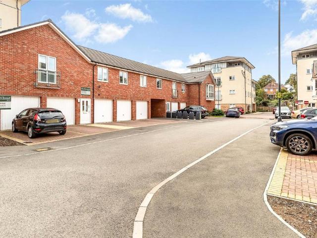 Flat for sale in Emscote, Warwick