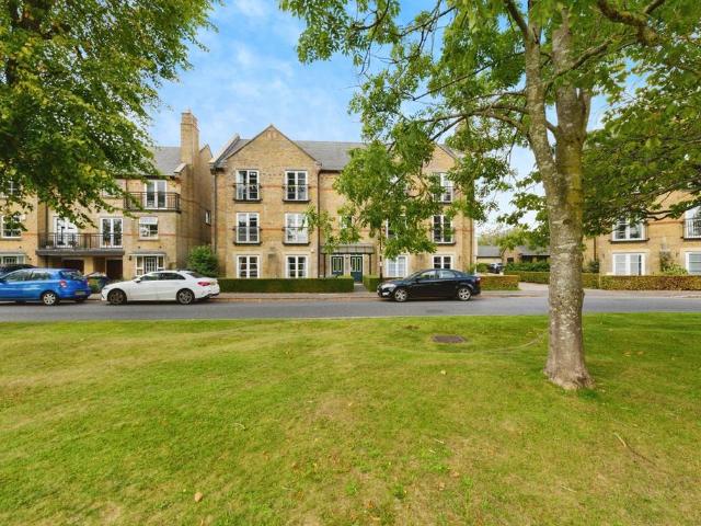 Flat for sale in Caterham on the Hill, Hillview