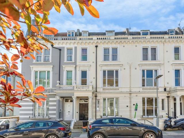 Flat for sale in West Marina, Guestling Green