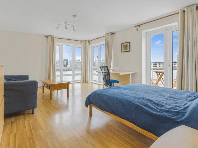 Flat for sale in Isle Of Dogs, Isle Of Man