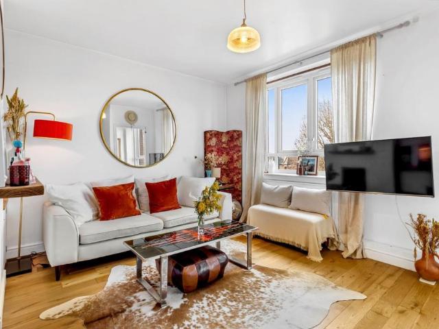 Flat for sale in Stamford Hill, Greater London