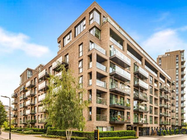 Flat for sale in Woodberry Down, Stoke Newington
