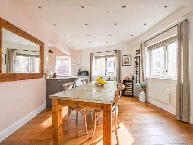 Flat for sale in Wapping, Greater London
