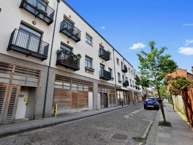Flat for sale in Kilburn, Greater London