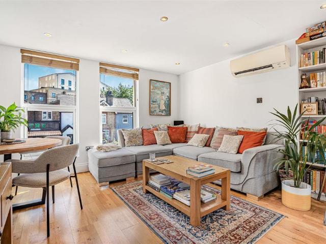 Flat for sale in Norbiton, Greater London