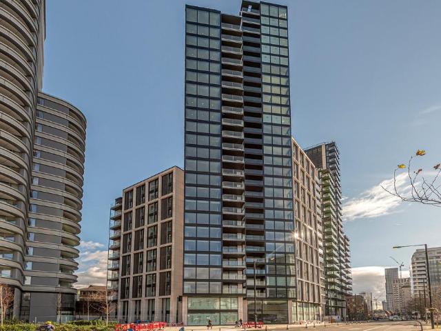 Flat for sale in Vauxhall, Greater London