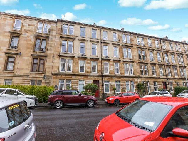 Flat for sale in Crosshill, Scotland