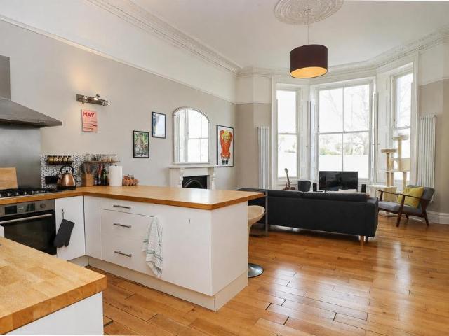 Flat for sale in Bohemia, Guestling Green