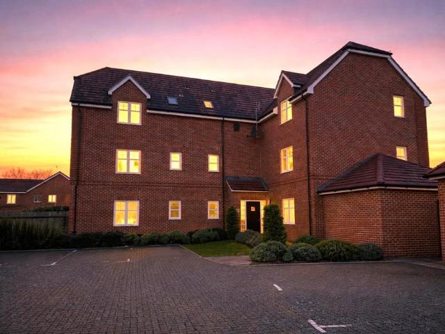 Flat for sale in Emmbrook, Wokingham