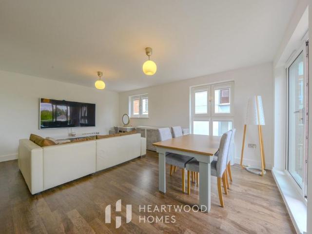 Flat for sale in St Albans, Five Acres
