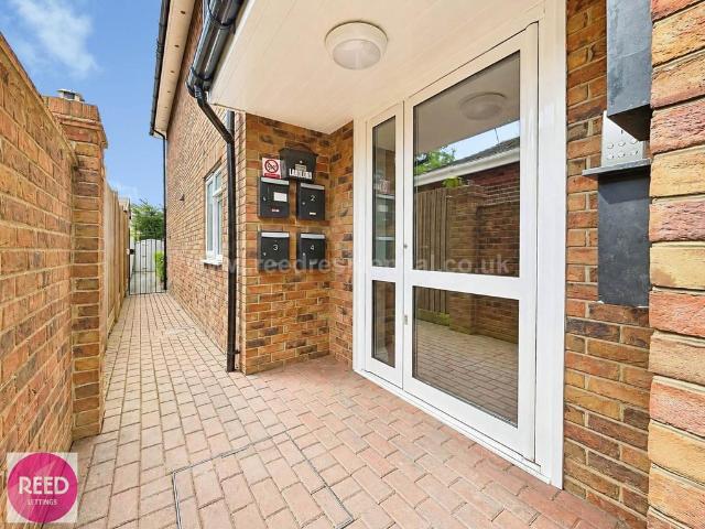 Flat for sale in Barling, Essex