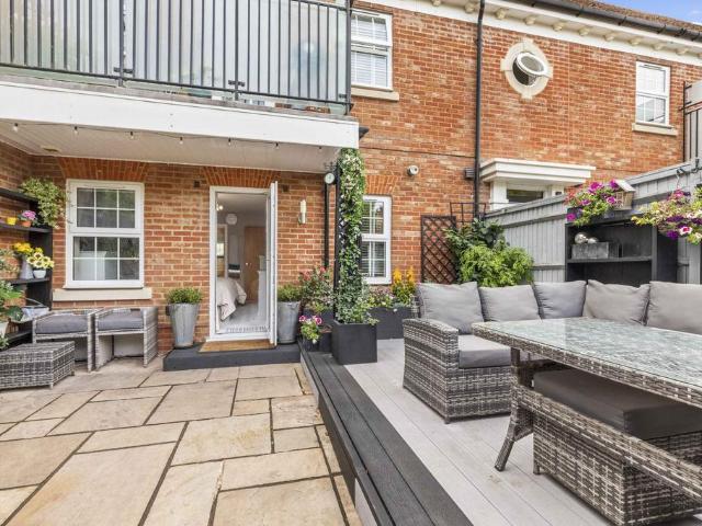 Flat for sale in Lunnon, Buckinghamshire