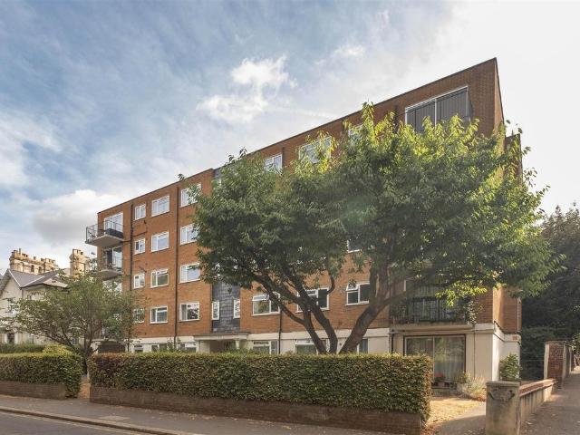 Flat for sale in Surbiton, Greater London