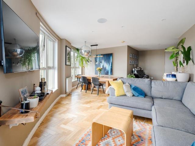 Flat for sale in Holloway, Greater London