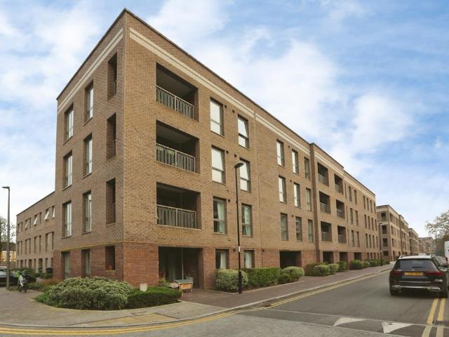 Flat for sale in London Borough of Lewisham, Ladywell