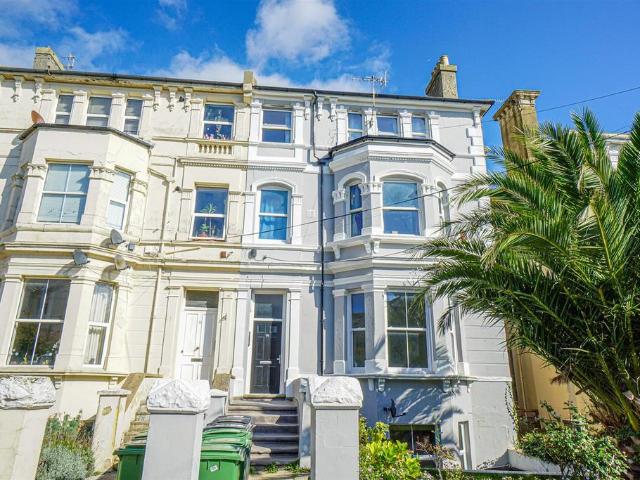 Flat for sale in Bohemia, Guestling Green