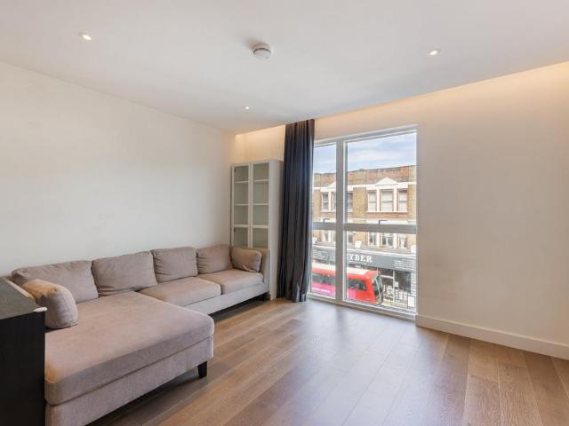 Flat for sale in Fulham, Greater London