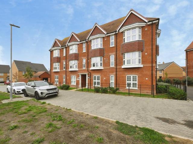 Flat for sale in Hoddesdon, Broxbourne