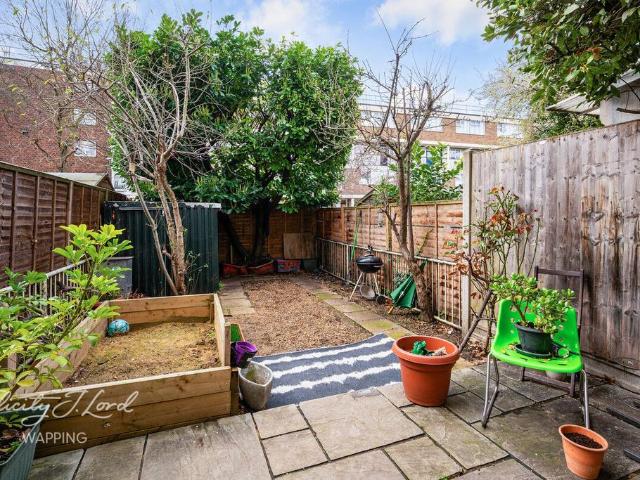 Flat for sale in Ratcliffe, Stepney