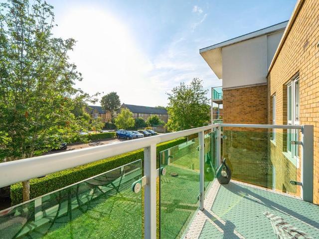 Flat for sale in Caterham on the Hill, Hillview