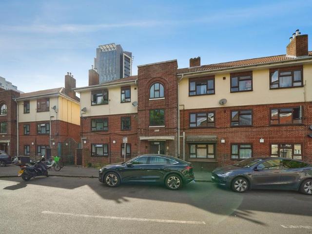 Flat for sale in Stratford Marsh, Greater London