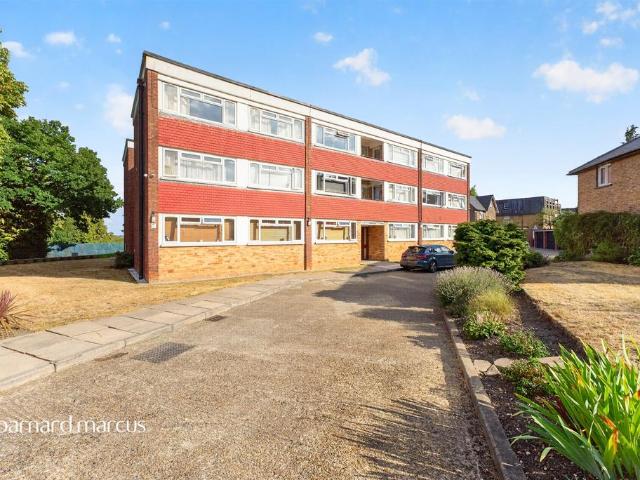 Flat for sale in New Barnet, Greater London