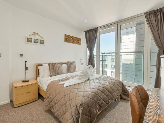 Flat for sale in Canning Town, Greater London