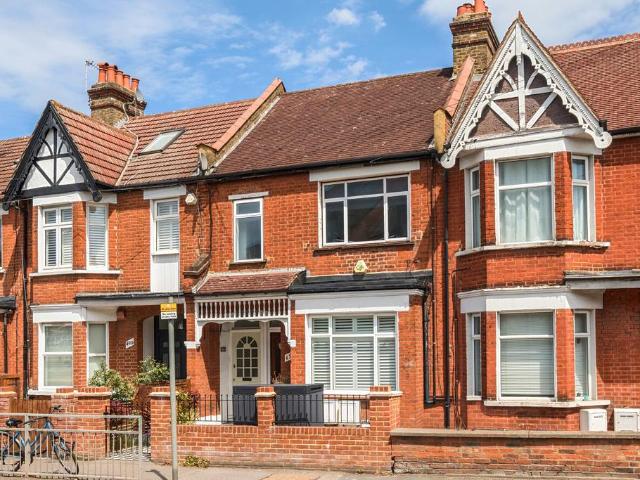 Flat for sale in London Borough of Merton, Raynes Park