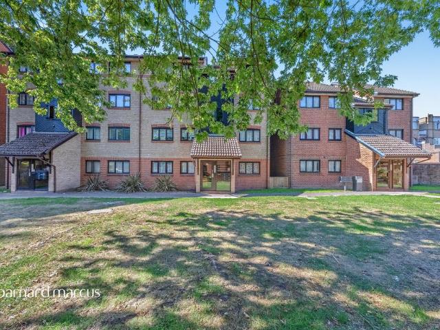 Flat for sale in London Borough of Croydon, Greater London