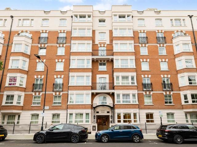 Flat for sale in Kensington, Greater London