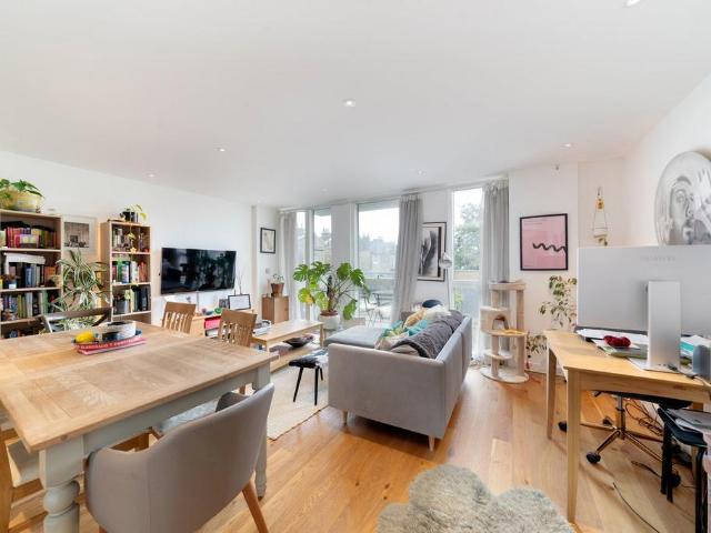 Flat for sale in Shepherd's Bush, Greater London