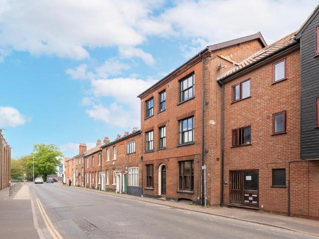 Flat for sale in Heigham Grove, East Bank