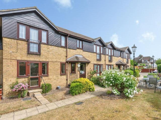 Flat for sale in Rainham, Greater London