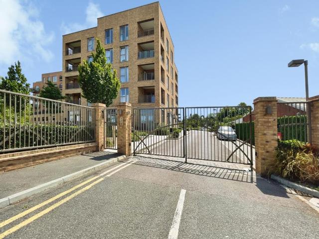 Flat for sale in Watford Heath, North Watford