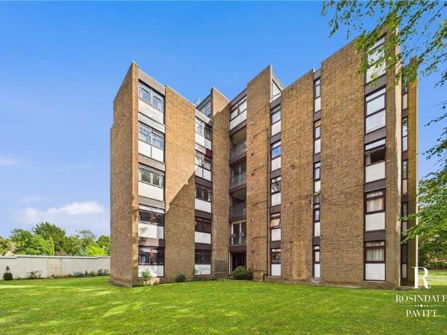 Flat for sale in Wallington, Greater London