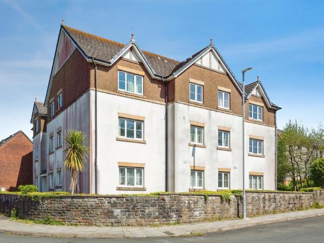 Flat for sale in Llanelli, Wales