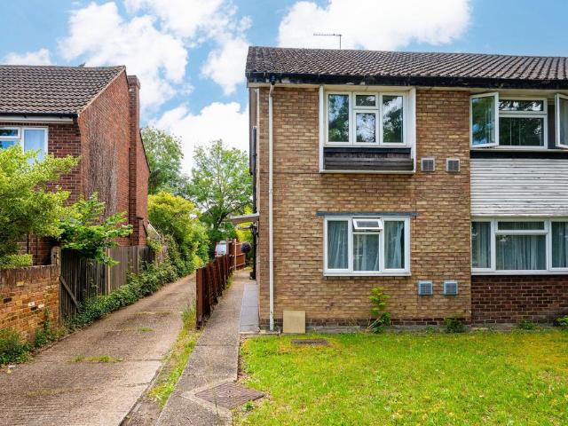 Flat for sale in Motspur Park, Greater London