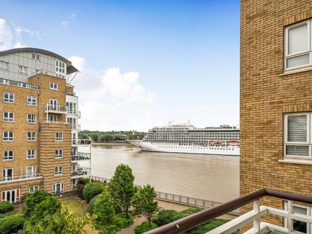 Flat for sale in Isle Of Dogs, Isle Of Man