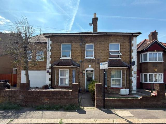 Flat for sale in London Borough of Hounslow, Greater London