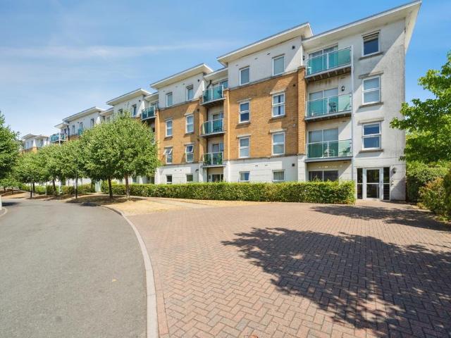 Flat for sale in Pachesham Park, Surrey