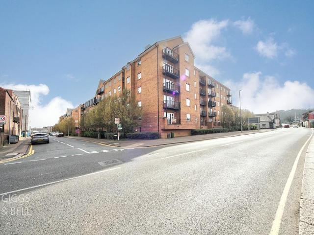 Flat for sale in Spring Park, Luton