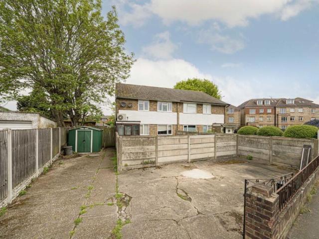 Flat for sale in Littleton Common, Lower Halliford