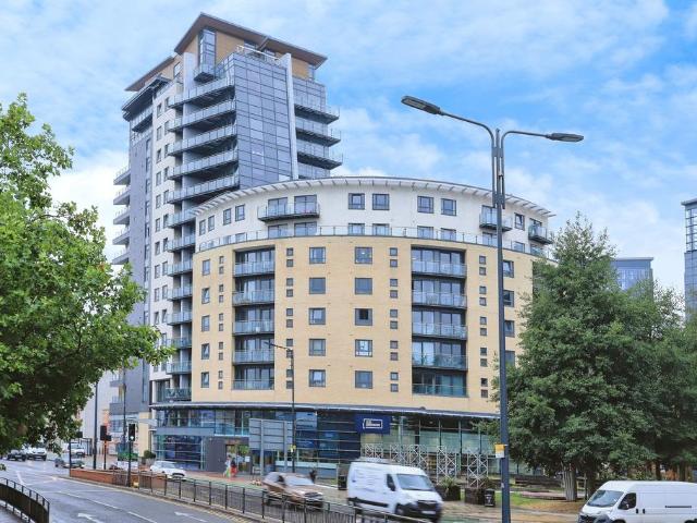 Flat for sale in Quarry Hill, West Yorkshire
