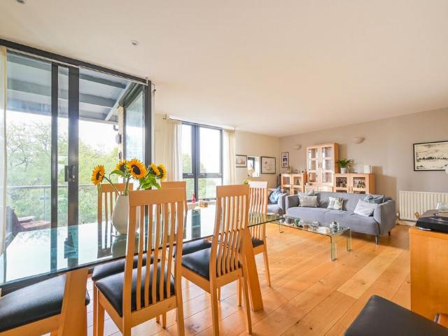 Flat for sale in Millwall, Greater London