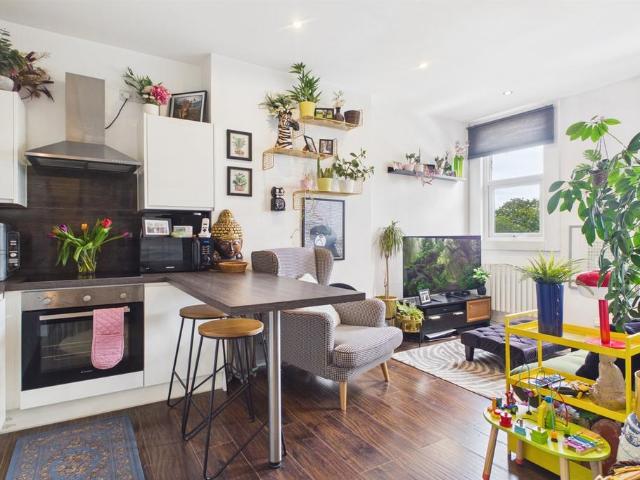 Flat for sale in Streatham, Greater London