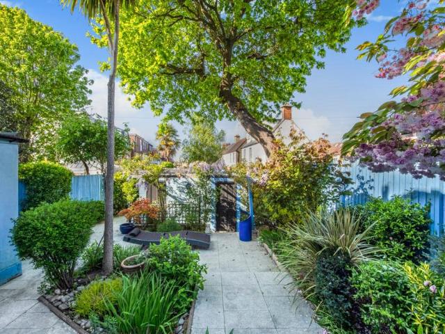 Flat for sale in East Sheen, Greater London