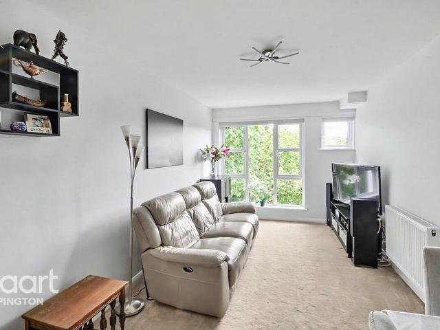 Flat for sale in Ramsden, Greater London