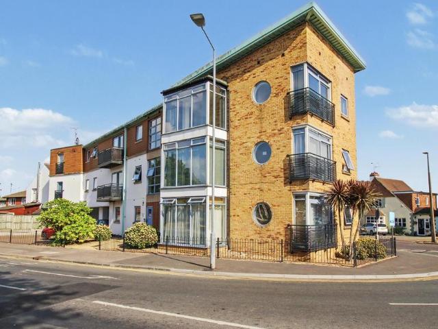 Flat for sale in Alton Barnes, Essex