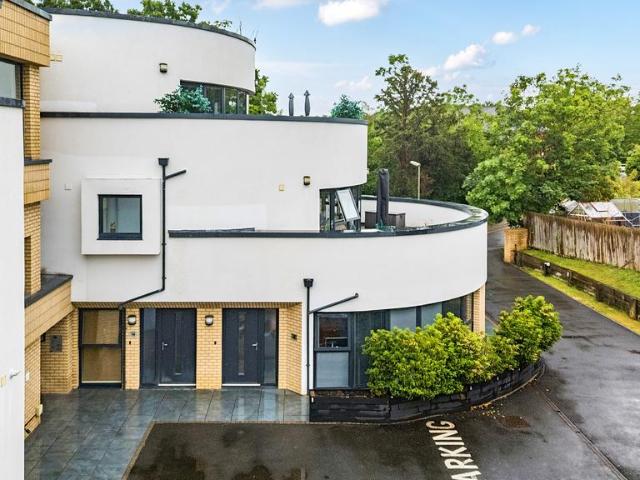 Flat for sale in Woodcote, Epsom